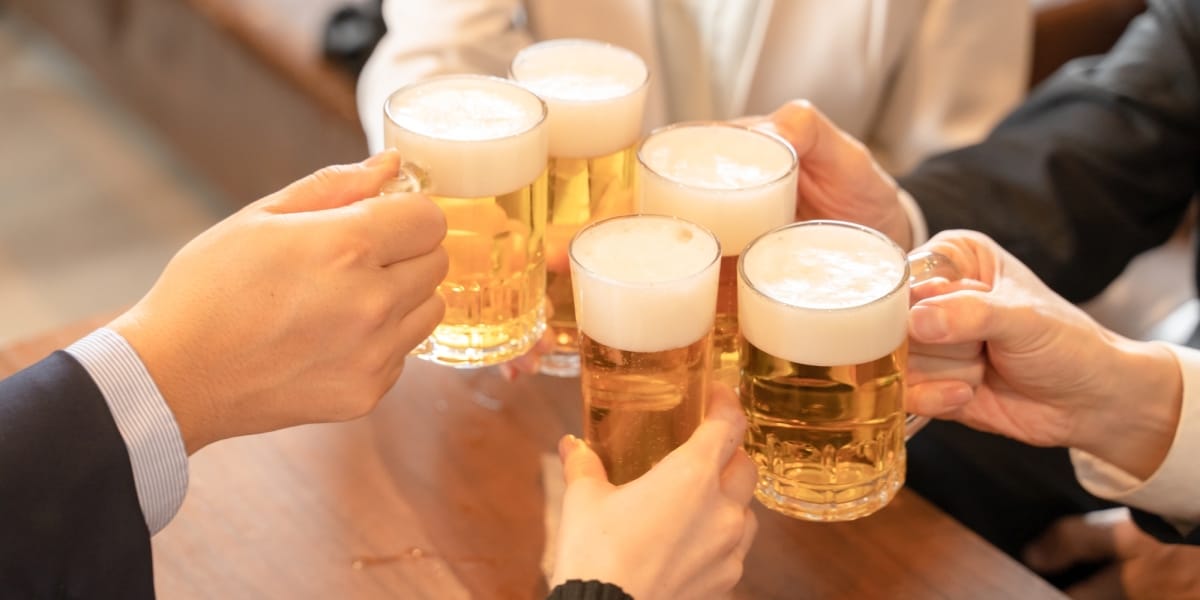 「地獄の時間でした」飲み会で女性上司から1時間密着された男性　会社も「スキンシップ」と擁護、セクハラにならないのか