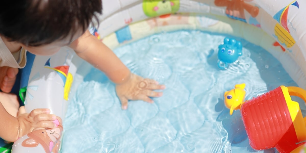 常識的にどうなの？ 賃貸マンションのベランダで「プール遊び」、階下の布団が「水浸し」に…法的責任は