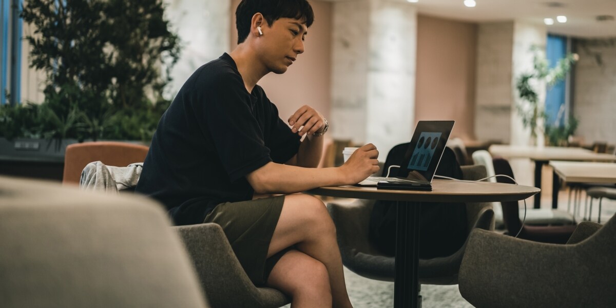 「すね毛を出さないで」「同じ会社の人間としてどうかと」男性のハーフパンツ出勤は許されない？大論争勃発