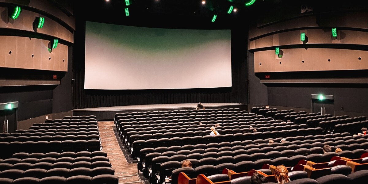 わァ… 「映画ちいかわ」上映中にスマホで盗撮か、SNS投稿が話題…「映画泥棒」はどんな罪に問われる？