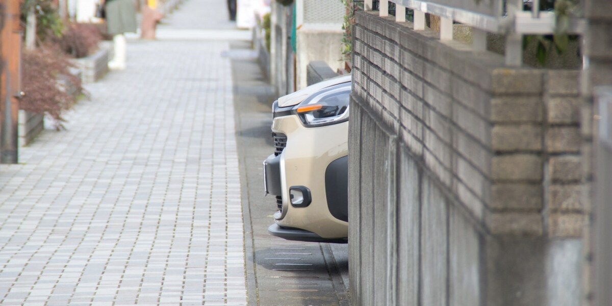 「タイヤが収まればOK？」住宅街にはびこる“はみ出し駐車”の理不尽　車めぐる近隣トラブル