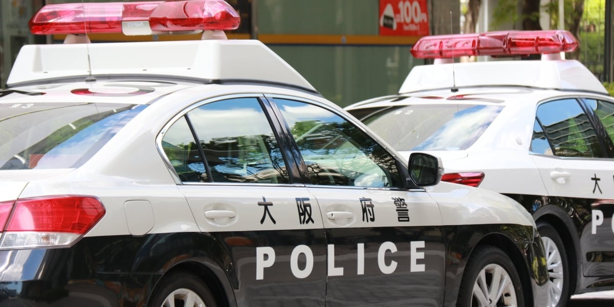 「威嚇射撃」しても向かってきた…刃物の男性に「発砲」→死亡、警察官が「拳銃」を撃てるのはどんなとき？