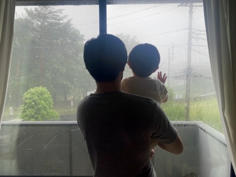 ご近所さん「台風で割れた窓、直しておいたよ」頼んでなくても修理代払うの？“田舎あるある”の意外な法律