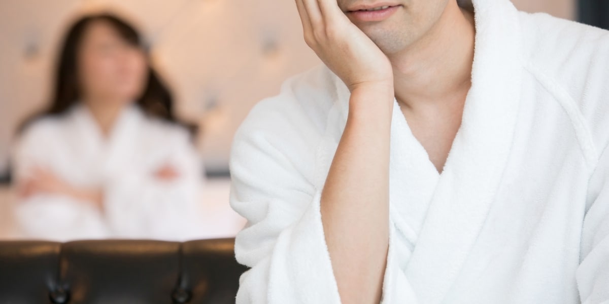 「不倫相手だった」まで公表する必要あった？ラブホテルから「バスローブ会見」の秋田県職員が停職6カ月に