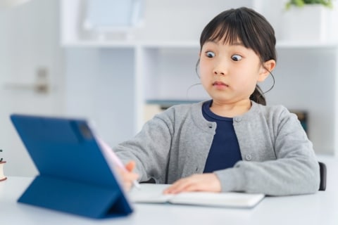 「文字を正しく書けない子ども」が増えた？ 1人1台タブレットが与える影響、災害時も無力なデジタル依存