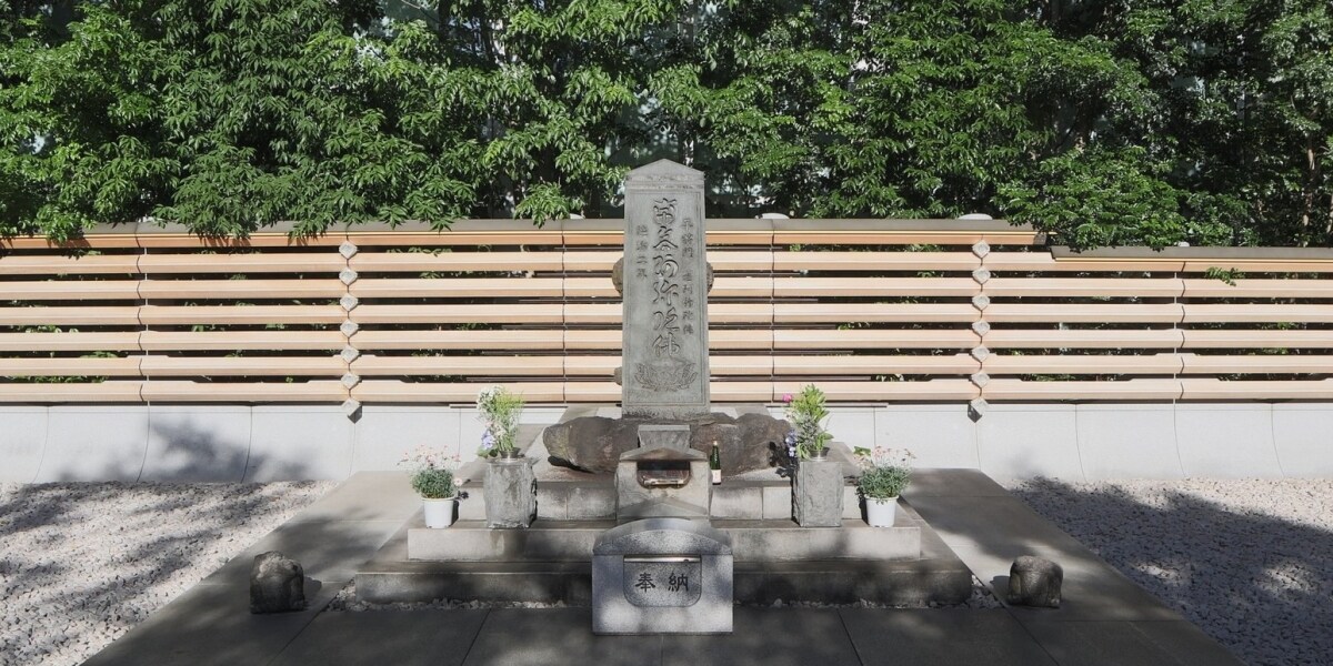 「将門塚」で悪ふざけ、石碑によじ登り奇声上げた“迷惑”配信者は「在宅捜査」に…どんな罪に問われるの？