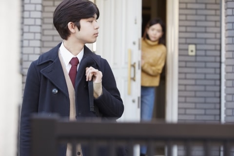 「18歳になったら家を出て行け」高校生の息子を追い出せる？18歳成人でも消えない親の義務