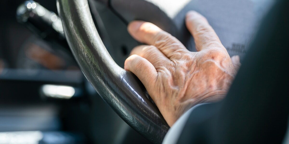 免許返納した88歳「内縁の妻に会うため」無免許運転→人身事故引き起こす…裁判後は「高齢者施設」入所へ