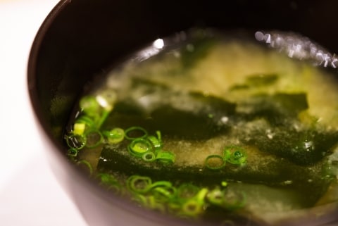 「気づかず半分飲んだ」くら寿司汁物に“コオロギ”混入？投稿拡散、運営会社「把握している」保健所に報告