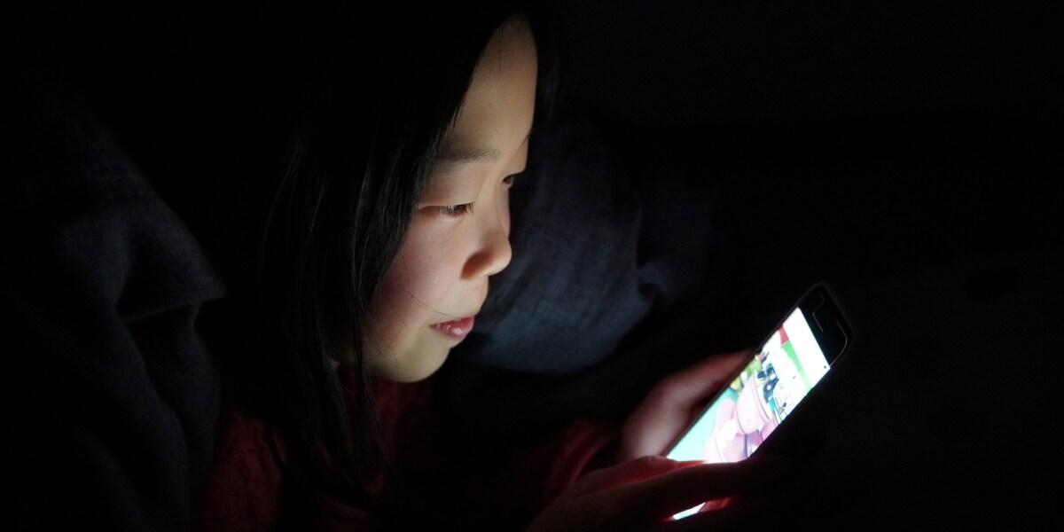 スマホにのめり込む子どもたち…親は「ナイフや銃を渡すようなもの」、“ドパガキ”の命名に異論も