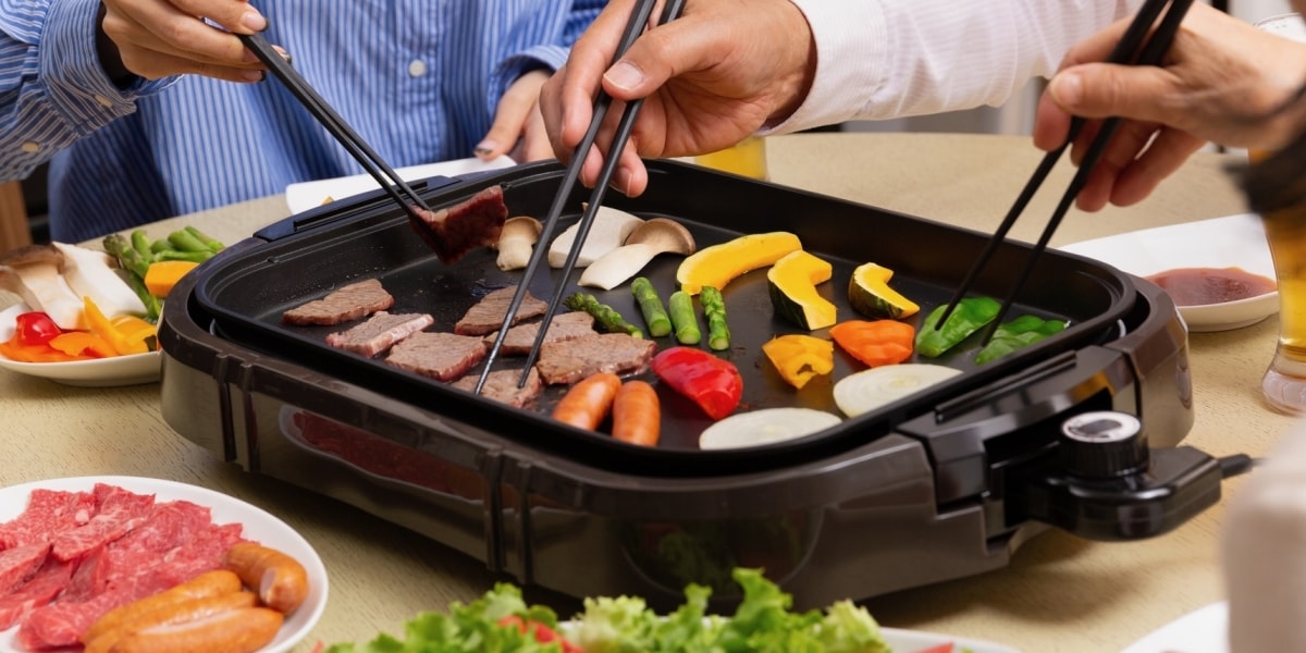 「新居で焼肉はイヤ」断ったのに…職場の先輩がまさかのプレート持参、勤務時間外でも「パワハラ」になる？