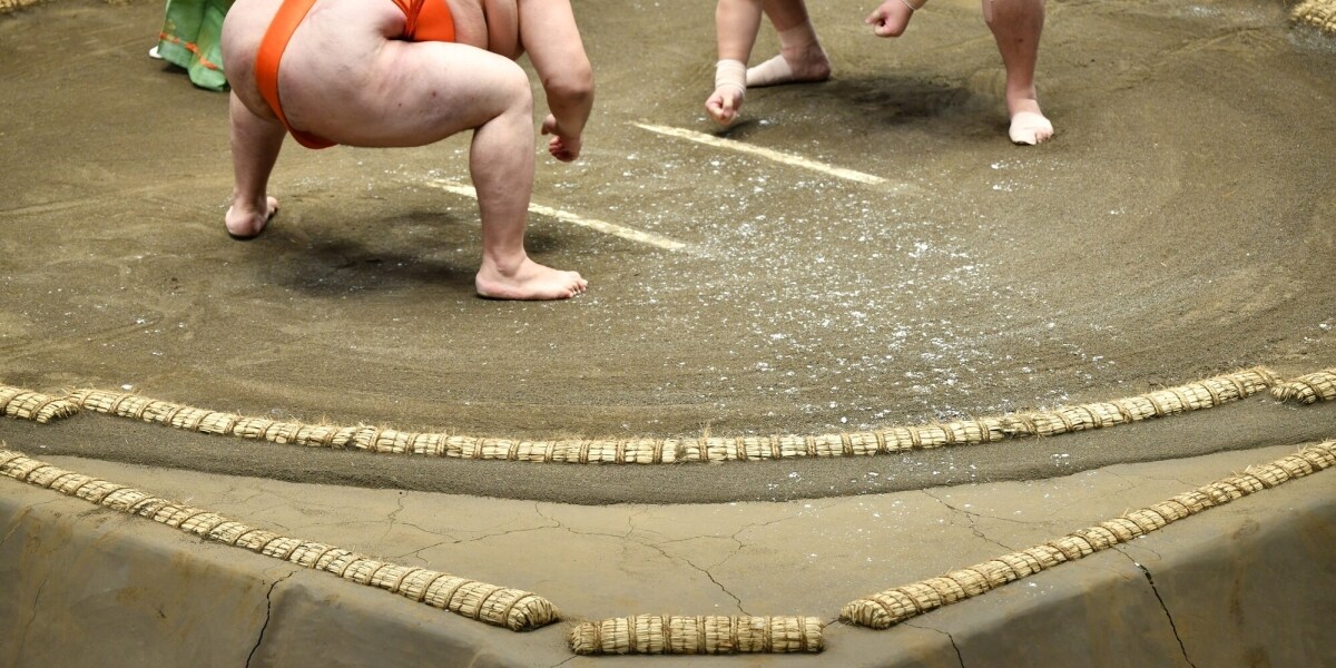 「他人を傷つける行為が文化とは思わない」大相撲で飛び交う座布団、投げた客は刑事責任を問われないのか？