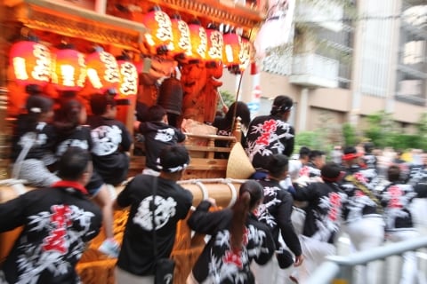 だんじり横転で2人死亡事故に「自己責任」の声も…主催者の法的責任は？弁護士が解説