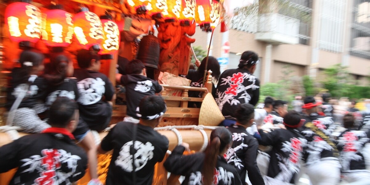 だんじり横転で2人死亡事故に「自己責任」の声も…主催者の法的責任は？弁護士が解説