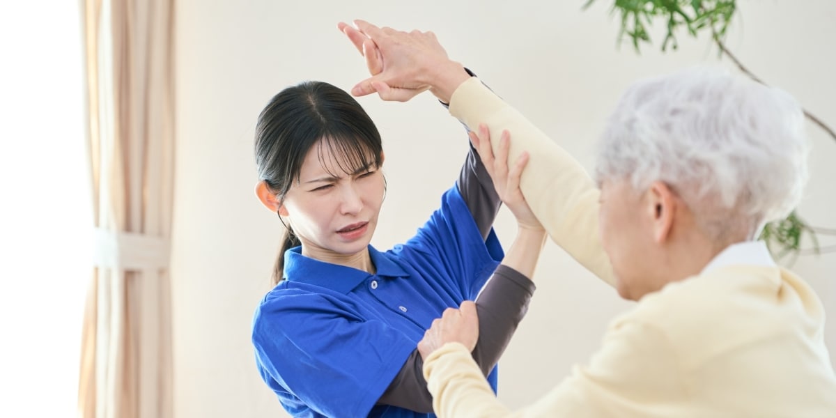介護施設では「殴られても泣き寝入り」、裁判所でも「Xに晒すぞ」と脅迫…理不尽すぎる「カスハラ」の実態