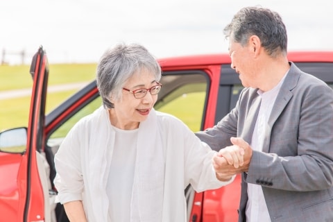 「タクシーが来なくて」90歳女性を車で送ったら、お礼に「みかん」…心温まる話に「白タク」指摘、弁護士の見解は？
