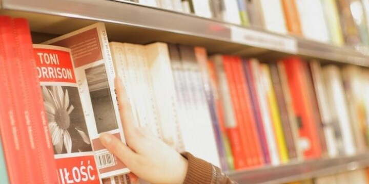 要らなくなった本を勝手に「古本屋」の棚に入れてきたーー何かの罪になるの？