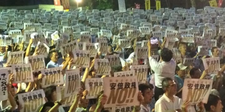 日比谷野音を埋め尽くした「安倍政権NO!!」のプラカード、安保法案反対の市民集結