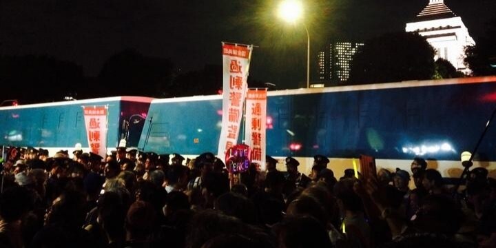 国会議事堂前に警察車両の「青い壁」――安保法案反対の群衆の前に出現