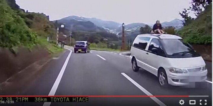 屋根に 子ども を乗せて走るミニバンの動画が話題ーー道交法違反ではないのか 弁護士ドットコム