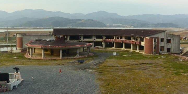 約70人の児童はなぜ死ななければいけなかったかーー裁判官が「大川小学校」現地視察