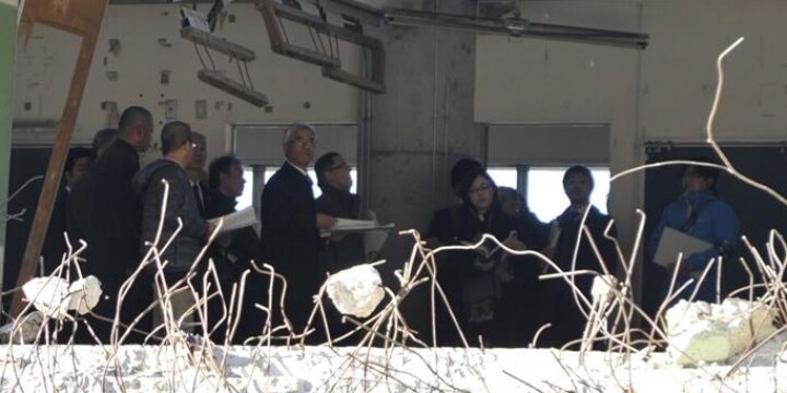 革靴の裁判長が「裏山」の避難ルートを登った・・・津波被災の「大川小学校」視察