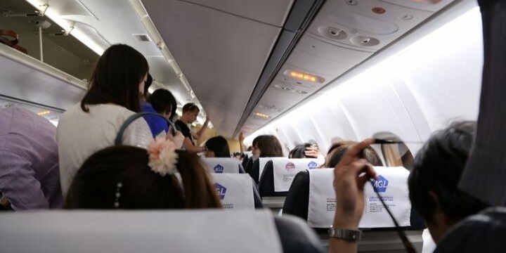 冗談では済まされない 航空機内で 爆弾持ち込んだ と発言したら罪に問われるか 弁護士ドットコム