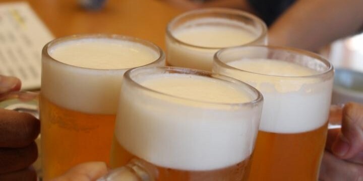 「上司からウォッカのお酌」「両手にワイン、一気飲み」アルハラはどんな違法行為？