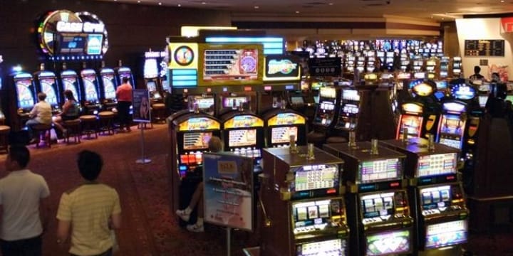 パチンコ店に落ちている 玉 や メダル 拾って遊んだら犯罪になる 弁護士ドットコム