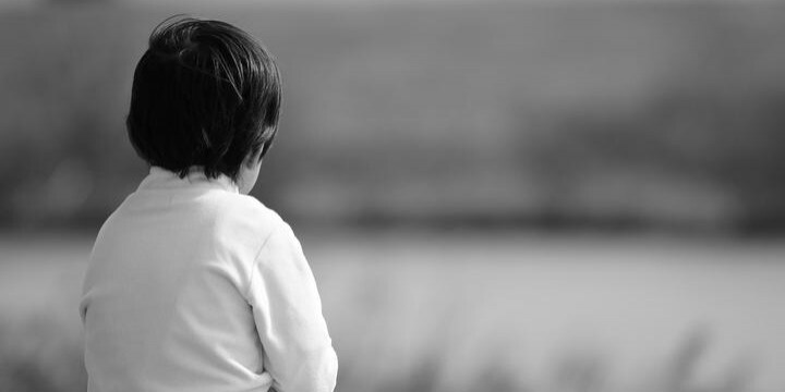 ３歳児が「万引き」で補導の事態も…経済的困窮による「育児放棄」を防ぐには？