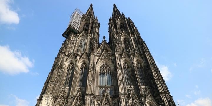 神奈川大生が世界遺産「ケルン大聖堂」の壁に落書きしてツイッター投稿