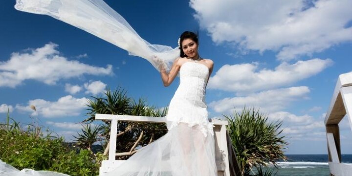 沖縄の観光名所で外国人観光客が結婚衣装の「ゲリラ撮影」…法的に問題ある？