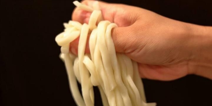 客が食べ残した「うどん」を公園に撒き散らす…威力業務妨害になる理由