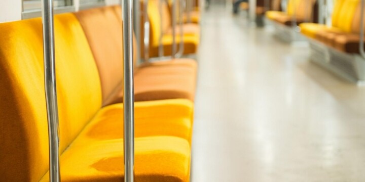 席残る 他人（ひと）のおもらし 尻寒し・・・電車内の悲劇、法的責任は？