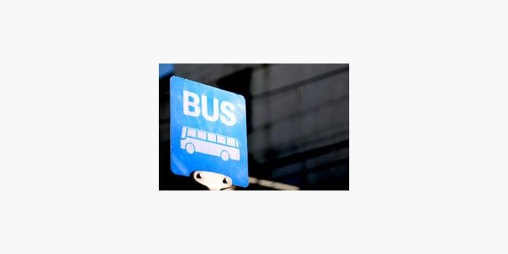 バス運転手が走行中に「意識不明」 無免許の乗客が運転するのは「違法」でないか?