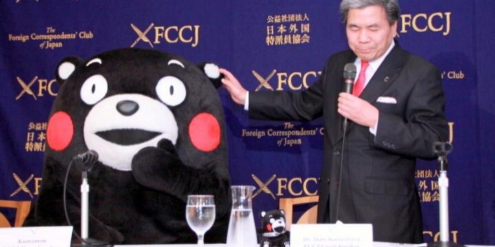 熊本の復興、世界に伝えるモン☆　「外交官」くまモン、外国記者にアピール