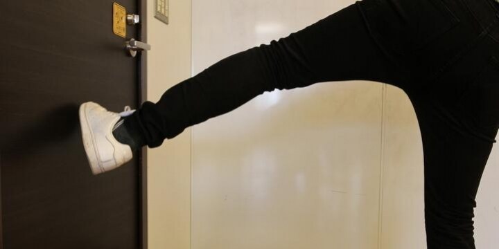 飲み会帰り「雑居ビル」に入って用を足したら鍵かけられた！　ドア蹴ったらトラブルに