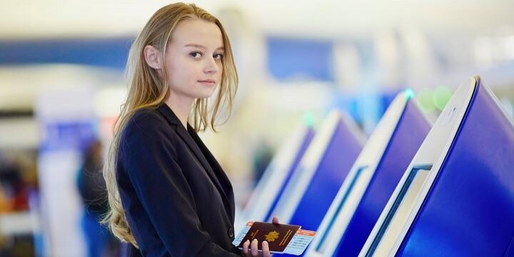 海外旅行の観光客などの「出国税」を政府が検討…新たな税制を考えるための論点は？