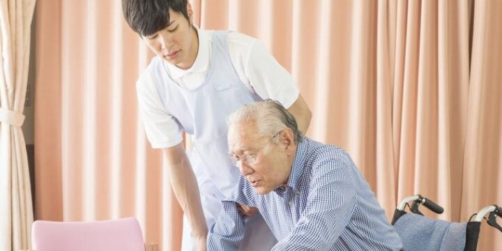 介護職員の「解雇無効」、原告男性が逆転勝訴…顧問社労士による退職強要は認めず