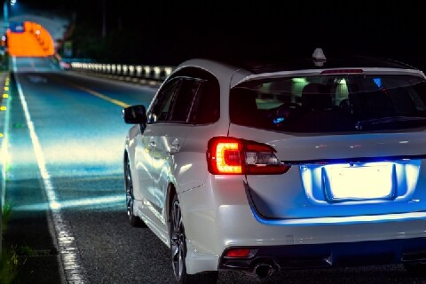 室内ライトつけて夜間走行 カーテンしても 安全運転義務 違反で検挙の恐れ 弁護士ドットコム