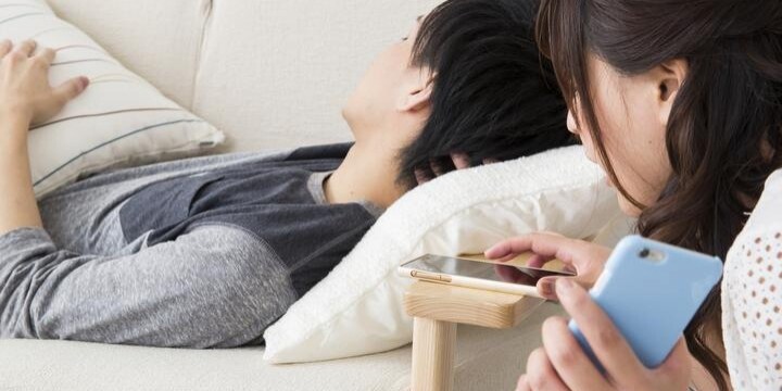 眠っている 不倫夫 の指を拝借 スマホの指紋認証突破で証拠ゲット 問題ない 弁護士ドットコム