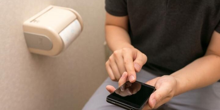 国税徴収官、トイレでスマホ使い「1300回」株取引…懲戒処分は妥当なものだった？