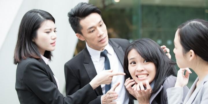 「日当使いなさいよ!」出張帰り、同僚から土産を強制され涙…経費で落とせない?