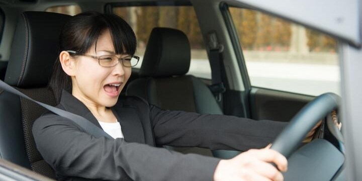 接触してないのに 車に驚いて高齢者が転倒 これも事故なの 弁護士ドットコム