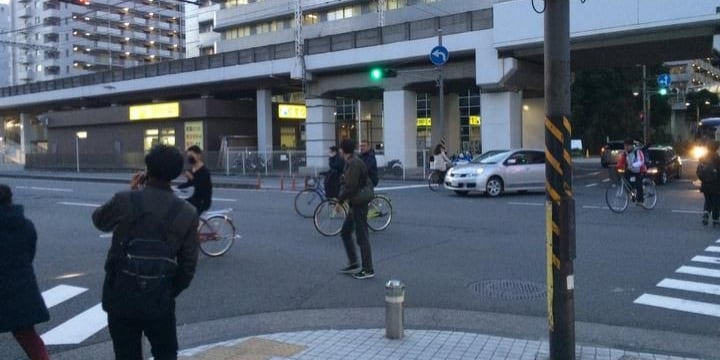 自転車ルール破りの現実「スマホ片手に交差点を斜め横断」「3人で話しながら並走」